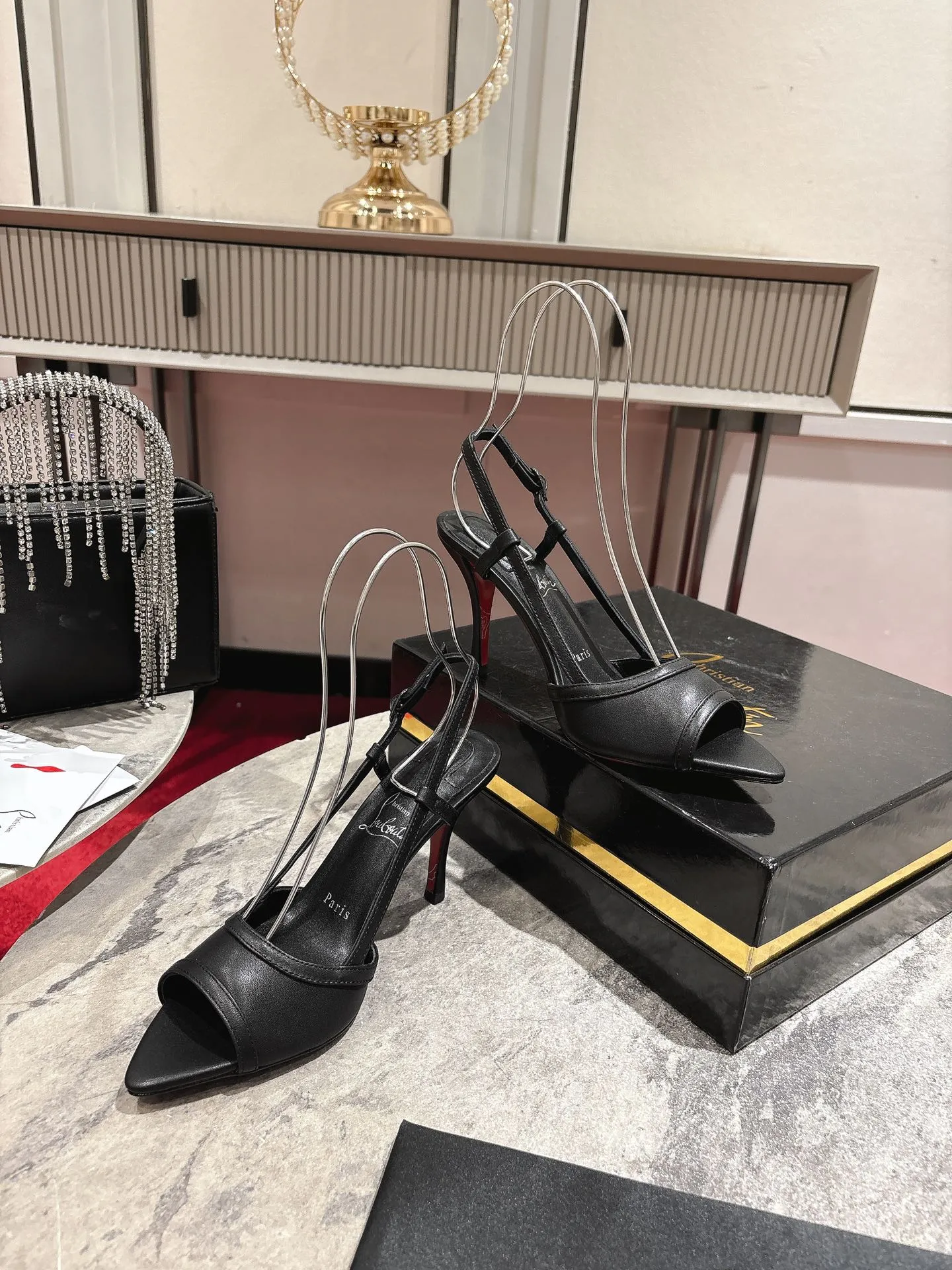👟👟Ex-factory price 640👟👟 🆑❥∙Back empty sandals🦋✪ꫛꫀw.✔︎ Featuring a slightly pointed toe and slim straps, this model is crafted in white calfskin with an 85mm heel height and added hand-placed crystals on the front. It features our signature Louboutin red sole with Christian Louboutin's signature and heart-shaped stamped logo on the insole. Size: 34 yards-43 yards (34.40.41.42. Customized, non-refundable and non-exchangeable‼️, 43 yards➕20💰) Heel height: 8.5 Color: white black